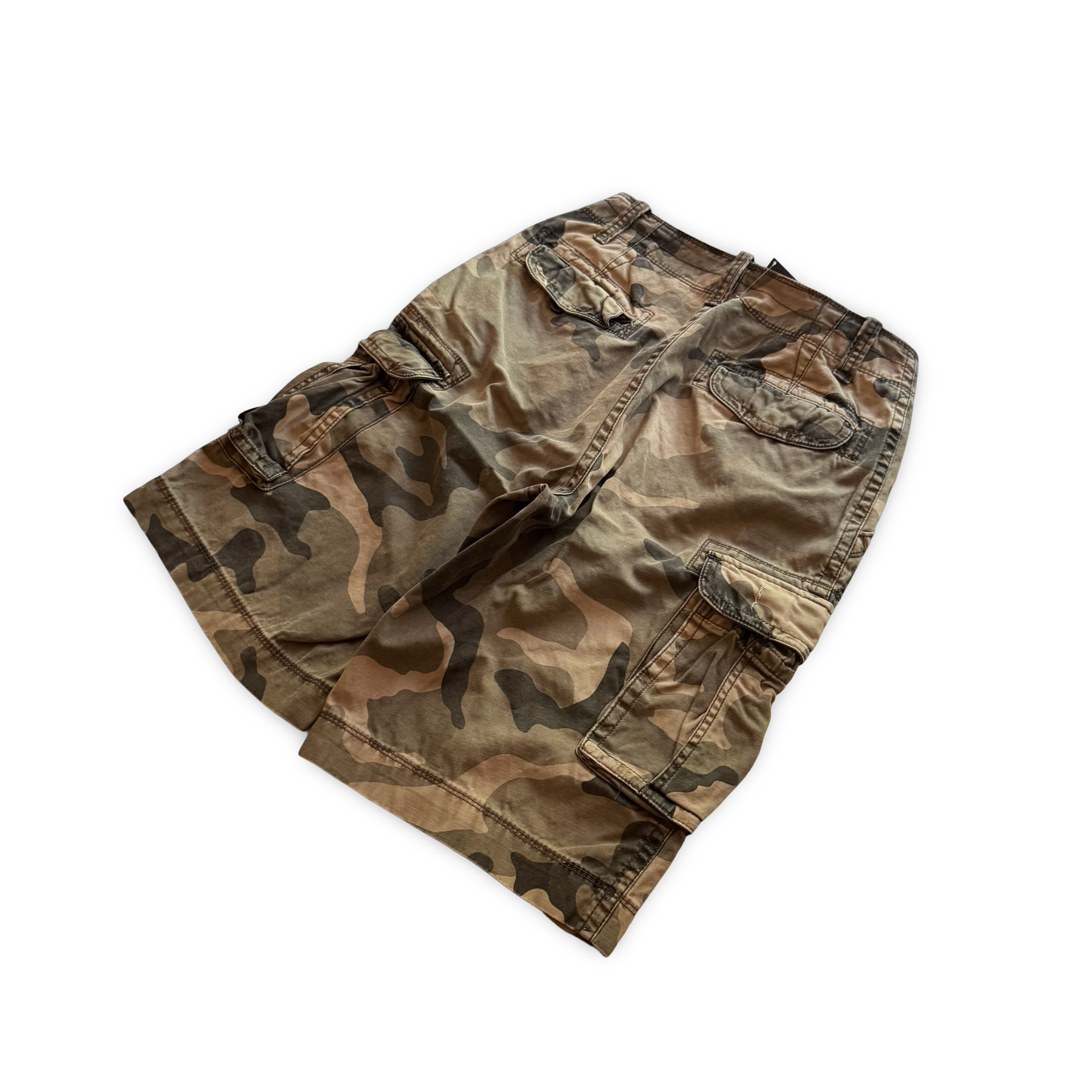 2000s Arizona Jeans Co. Camo Cargo Shorts (29)