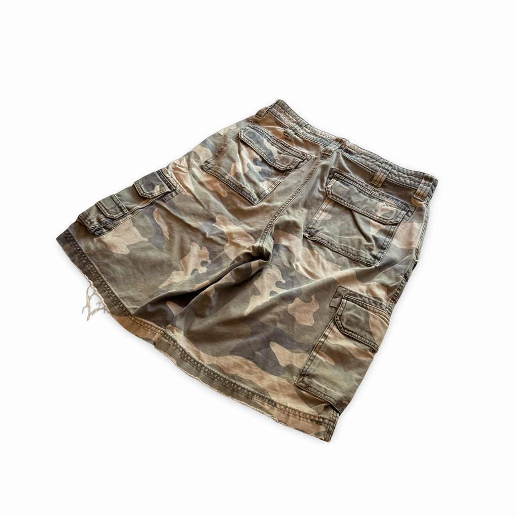 2000s Red Head Camo Cargo Shorts (30)